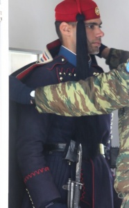 Έτσι ντύνουν τους Εύζωνες στο Σύνταγμα για το κρύο (photos)