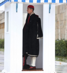 Έτσι ντύνουν τους Εύζωνες στο Σύνταγμα για το κρύο (photos)