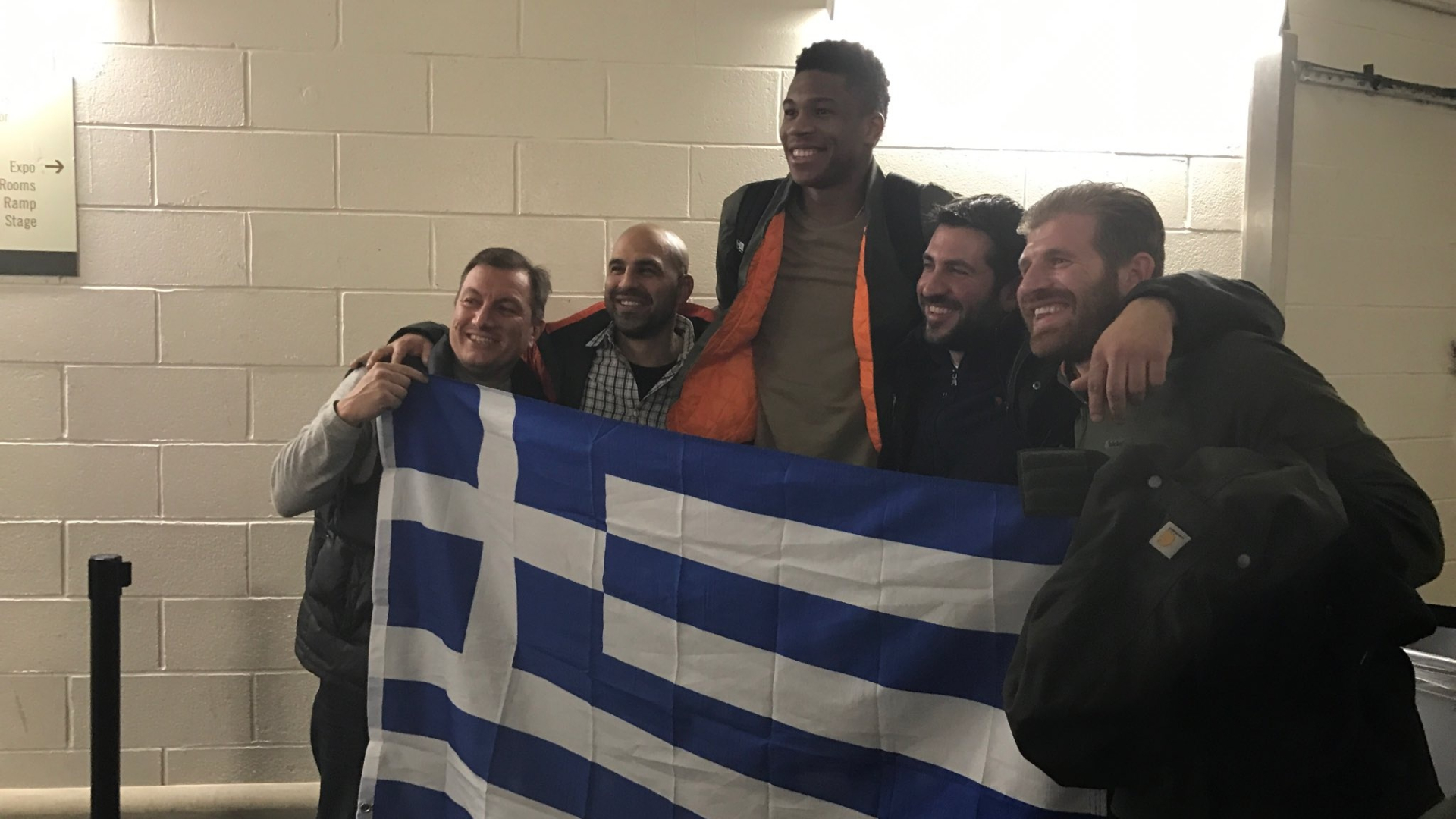 Ποζάρει περήφανος με την ελληνική σημαία ο Αντετοκούνμπο! (photo)
