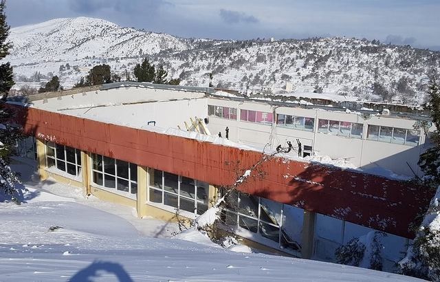 Απίστευτο κι όμως ελληνικό: Κατέρρευσε σκεπή κλειστού γυμναστήριου από το χιόνι! (photo)