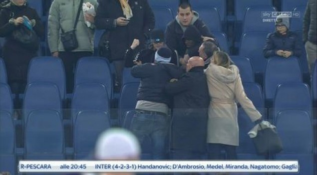 Σοκ! Οπαδός έφτυσε τον αρxηγό της Λάτσιο (photos)