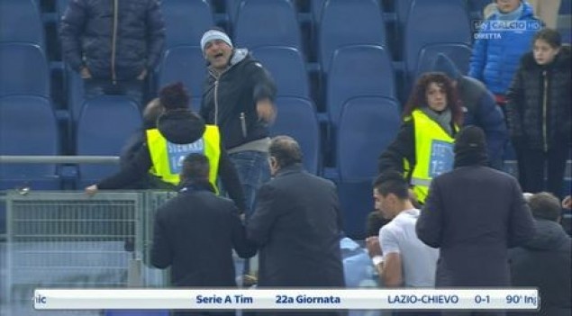 Σοκ! Οπαδός έφτυσε τον αρxηγό της Λάτσιο (photos)