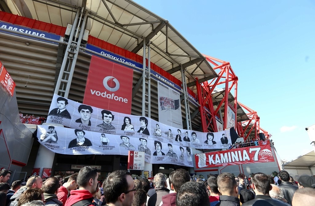 Ο Ολυμπιακός τίμησε τα θύματα της Θύρας 7