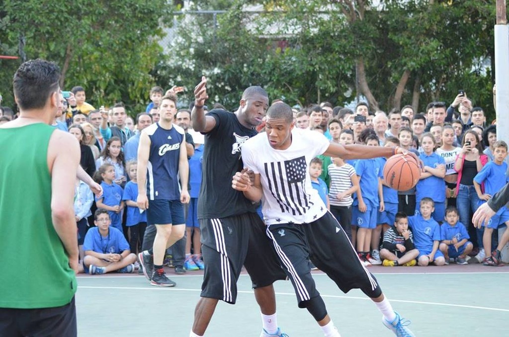 Ο Αντετοκούμπο έγινε γκράφιτι στο γήπεδο του Τρίτωνα