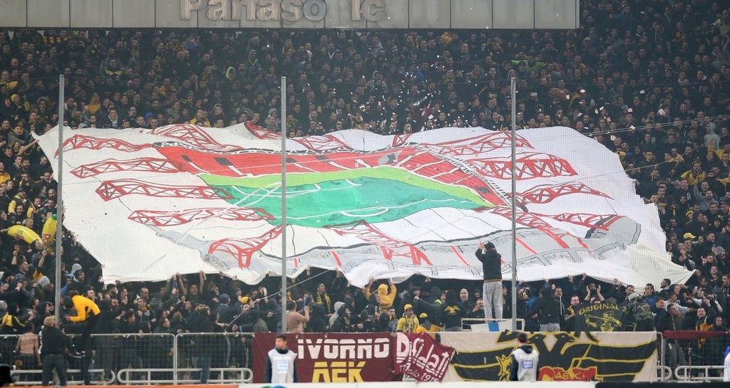 Πανό με αεροπλάνο που «πέφτει» στο Καραϊσκάκη κρατούσαν οι οπαδοί της ΑΕΚ!