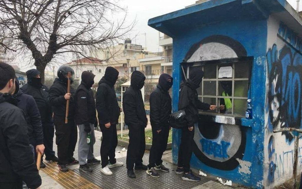 Τρομερό σκηνικό στο Ηρακλής-ΠΑΟΚ: Κουκουλουφόροι μοιράζουν δωρεάν κλεμμένα εισιτήρια!