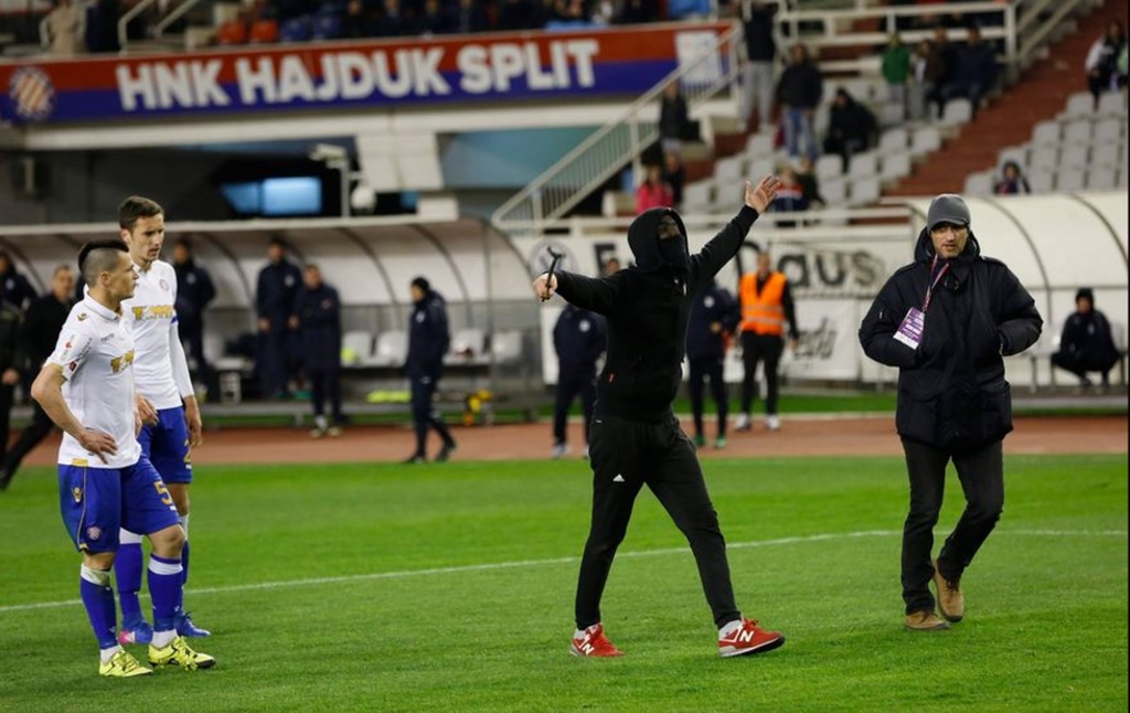 Κροάτης χούλιγκαν «τρέχει» τον διαιτητή του Χάιντουκ - Ριέκα