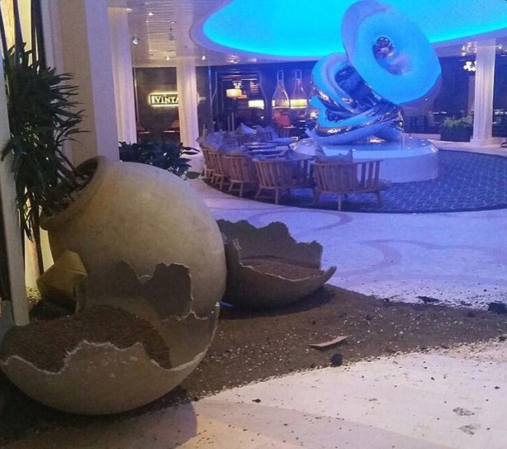 Συγκλονιστικό βίντεο: Τεράστια κύματα «καταπίνουν» κρουαζιερόπλοιο στον Ατλαντικό