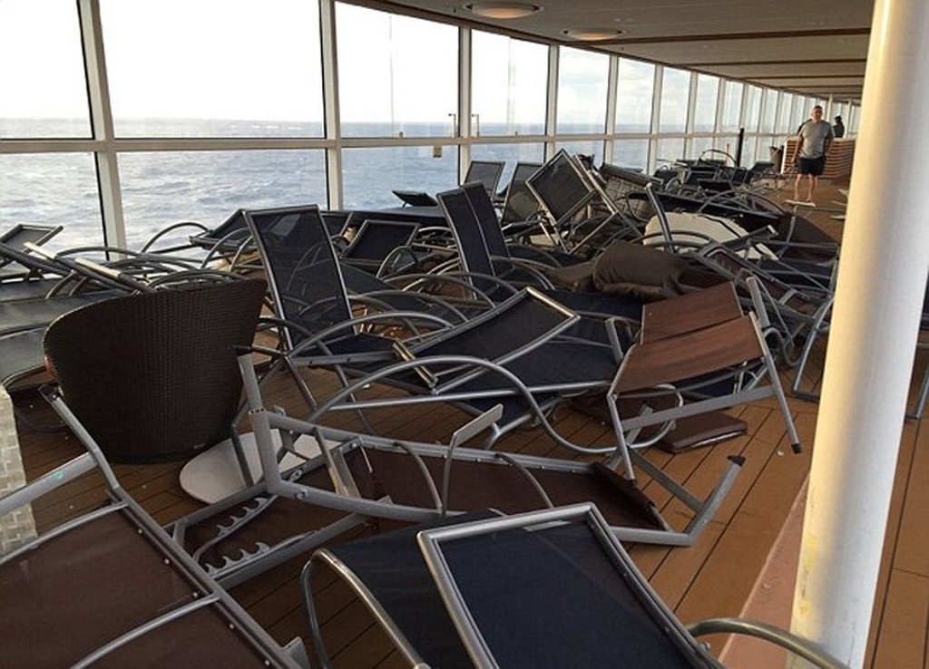 Συγκλονιστικό βίντεο: Τεράστια κύματα «καταπίνουν» κρουαζιερόπλοιο στον Ατλαντικό