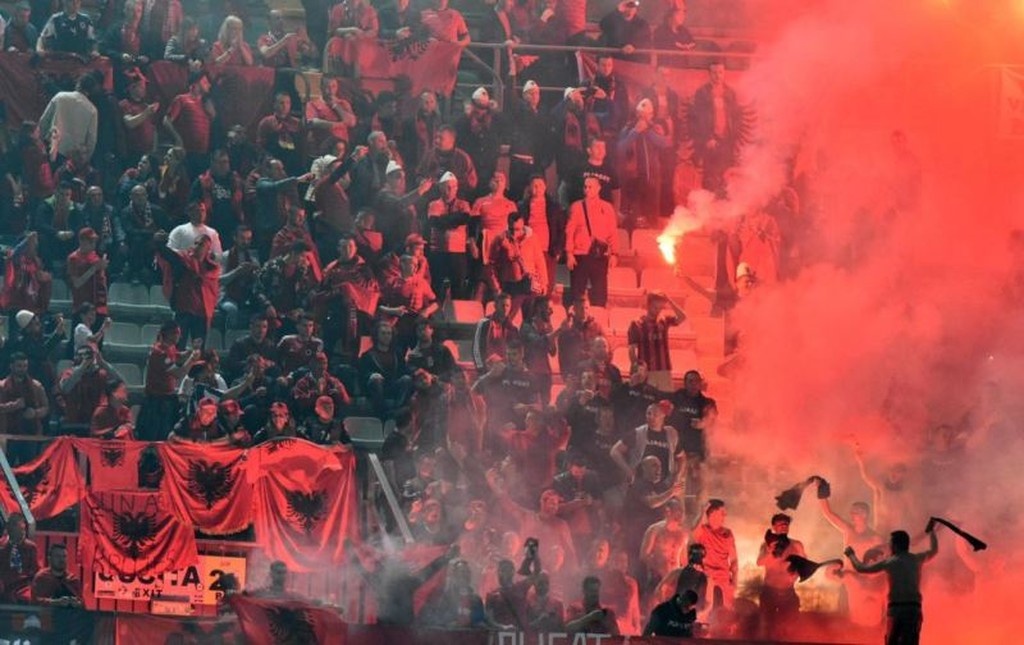 Κόλαση στο Ιταλία-Αλβανία και διακοπή!