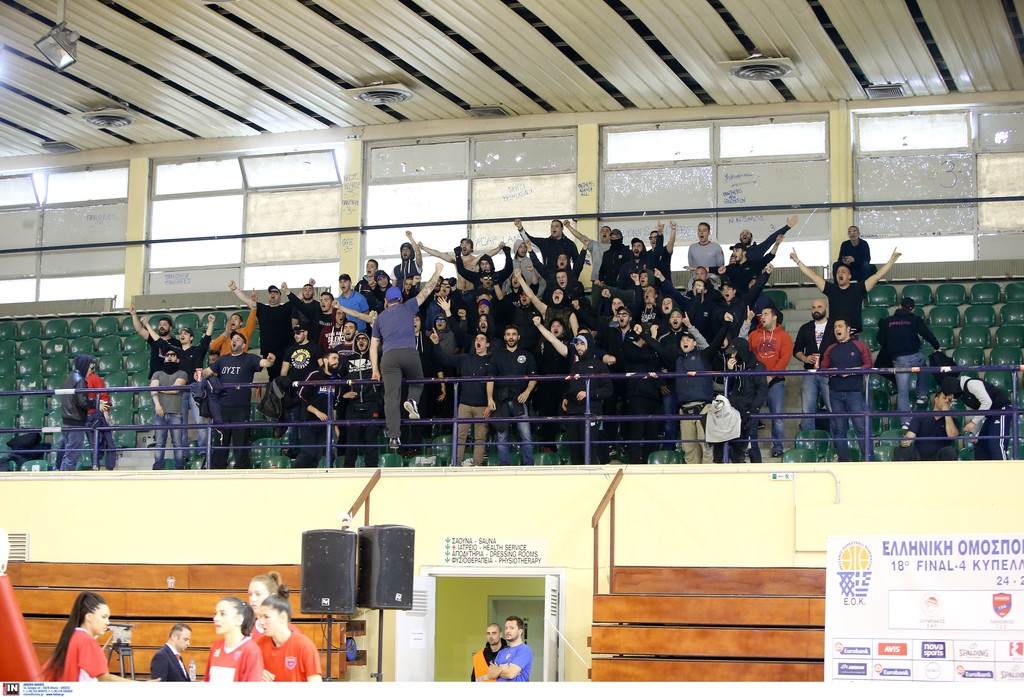 Καρεκλοπόλεμος και σύρραξη οπαδών στο Ολυμπιακός-Πανιώνιος!