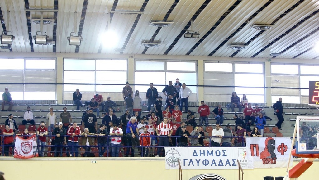 Καρεκλοπόλεμος και σύρραξη οπαδών στο Ολυμπιακός-Πανιώνιος!