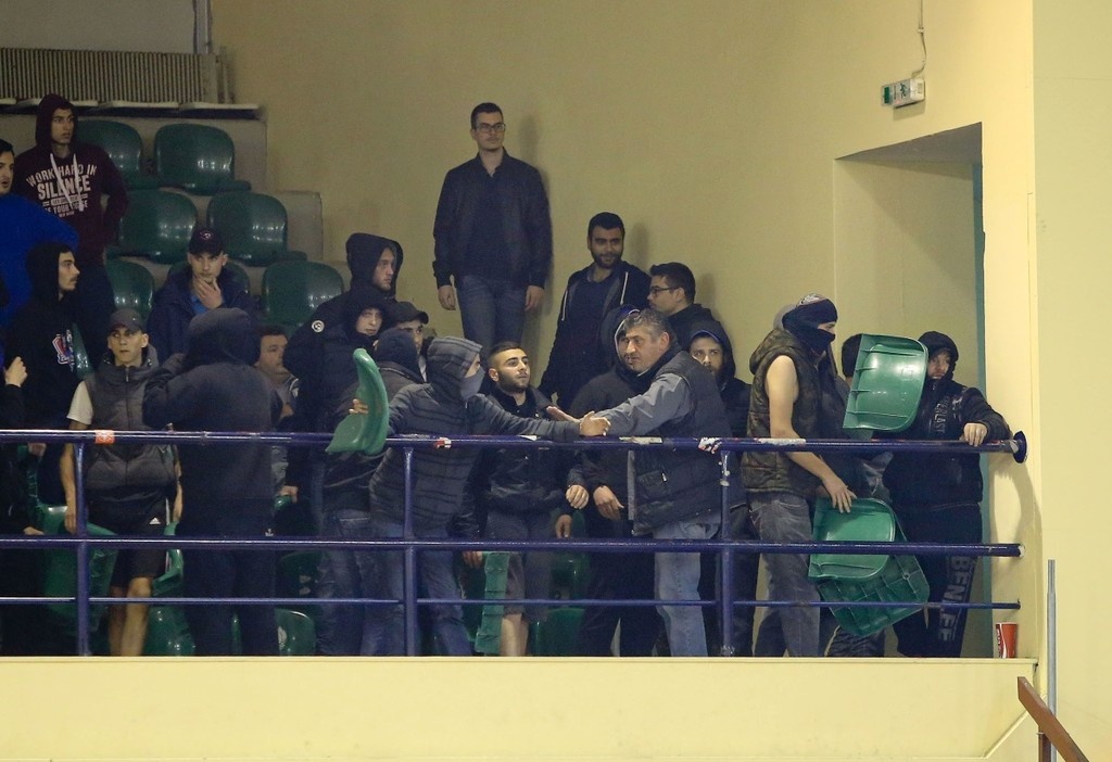 Καρεκλοπόλεμος και σύρραξη οπαδών στο Ολυμπιακός-Πανιώνιος!
