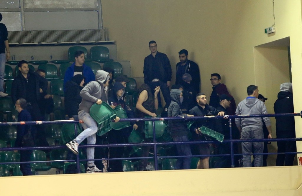 Καρεκλοπόλεμος και σύρραξη οπαδών στο Ολυμπιακός-Πανιώνιος!