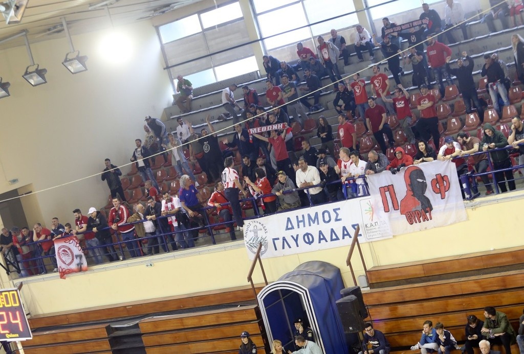 Καρεκλοπόλεμος και σύρραξη οπαδών στο Ολυμπιακός-Πανιώνιος!
