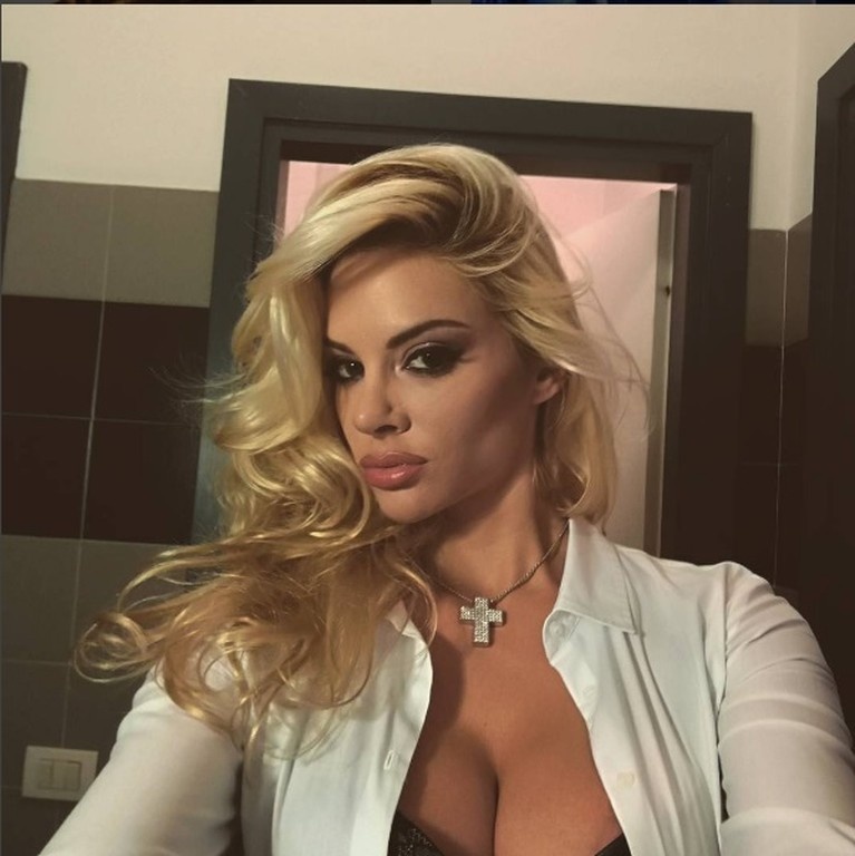 Μοιράζει πόνο με το καυτό φανελάκι στο Instagram η Ρία Αντωνίου!