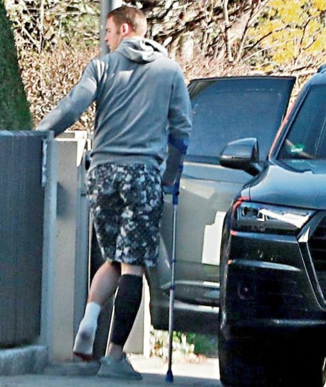 Βγήκε με πατερίτσες ο Νόιερ (photo)