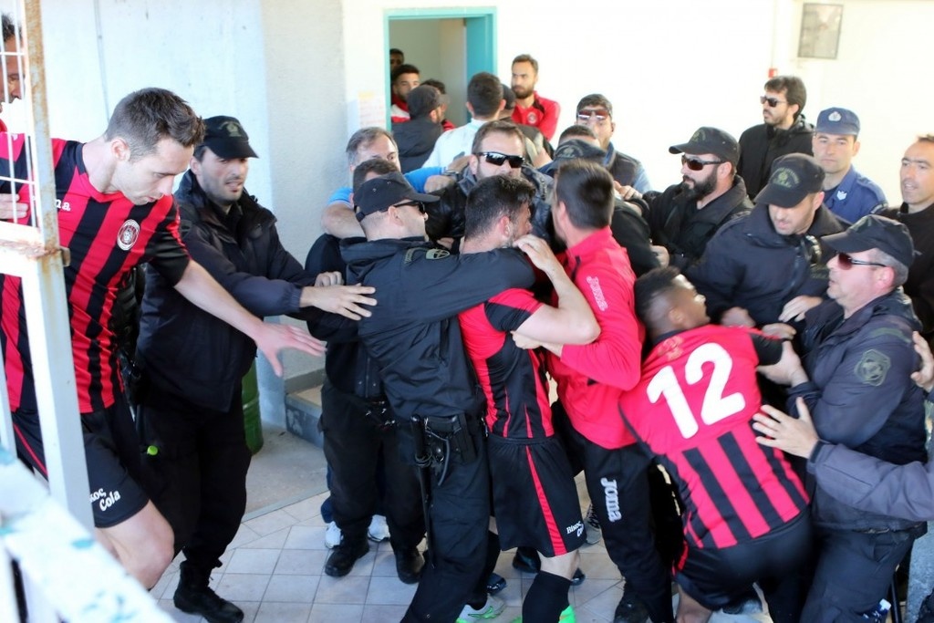 Καβάλα-Απόλλων Καλαμαριάς: Φωτογραφικό υλικό από το ξύλο με παίκτες και αστυνομικούς