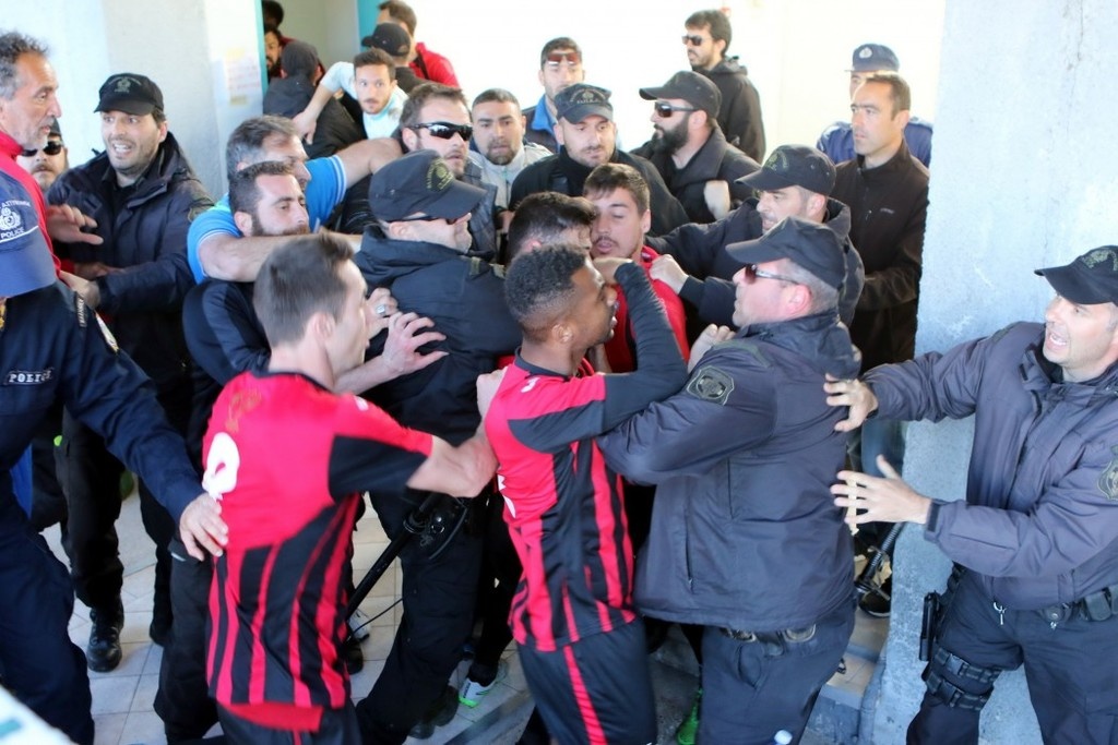 Καβάλα-Απόλλων Καλαμαριάς: Φωτογραφικό υλικό από το ξύλο με παίκτες και αστυνομικούς