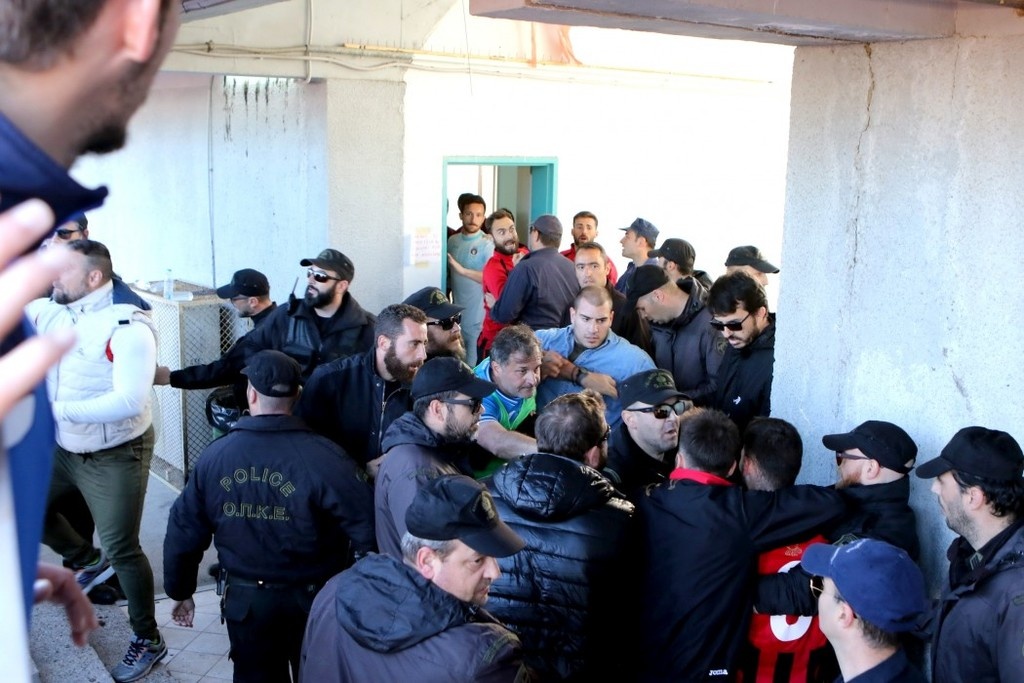 Καβάλα-Απόλλων Καλαμαριάς: Φωτογραφικό υλικό από το ξύλο με παίκτες και αστυνομικούς