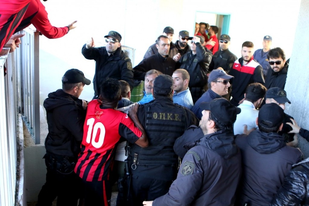 Καβάλα-Απόλλων Καλαμαριάς: Φωτογραφικό υλικό από το ξύλο με παίκτες και αστυνομικούς