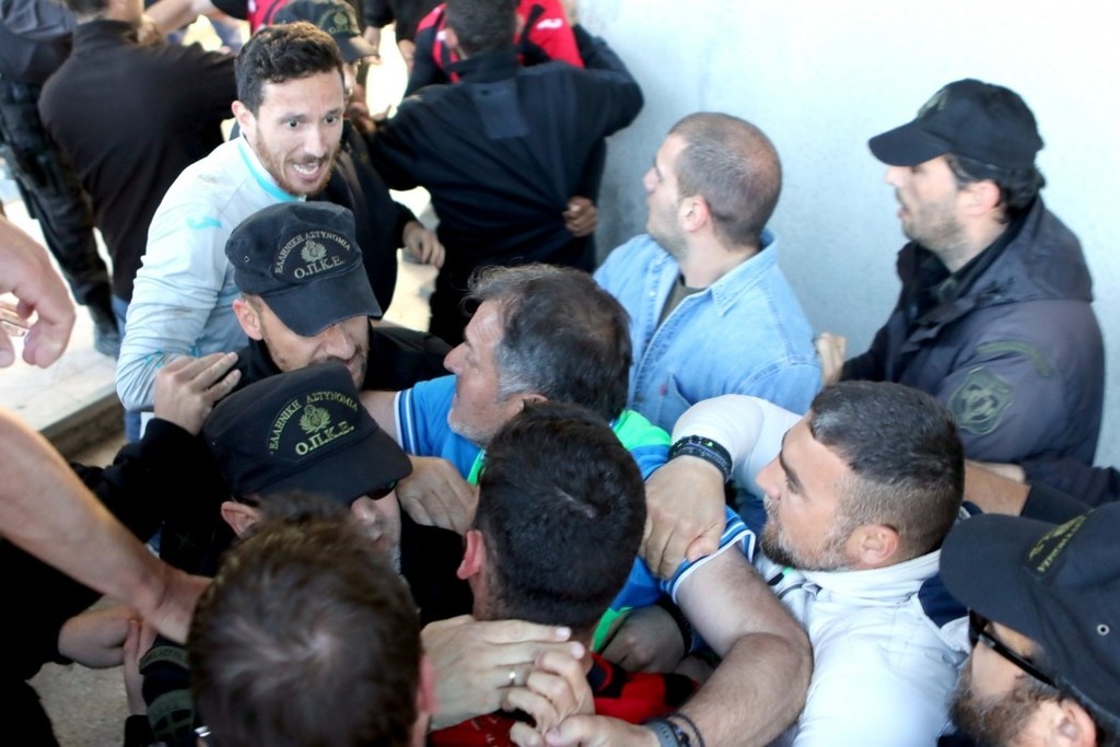 Καβάλα-Απόλλων Καλαμαριάς: Φωτογραφικό υλικό από το ξύλο με παίκτες και αστυνομικούς