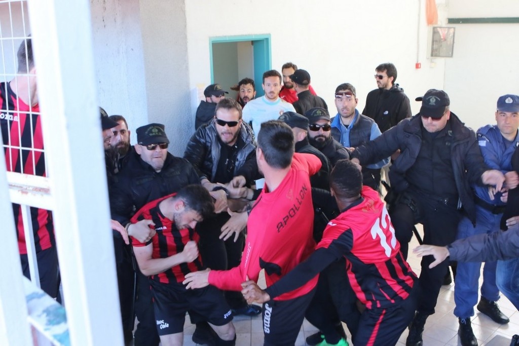 Καβάλα-Απόλλων Καλαμαριάς: Φωτογραφικό υλικό από το ξύλο με παίκτες και αστυνομικούς