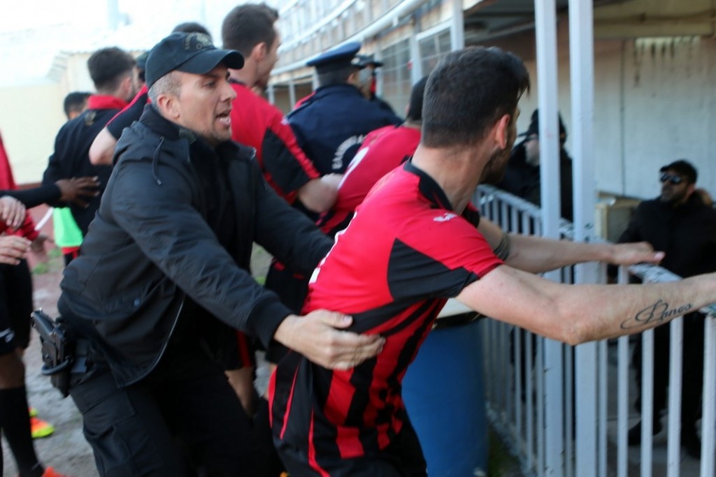 Καβάλα-Απόλλων Καλαμαριάς: Φωτογραφικό υλικό από το ξύλο με παίκτες και αστυνομικούς
