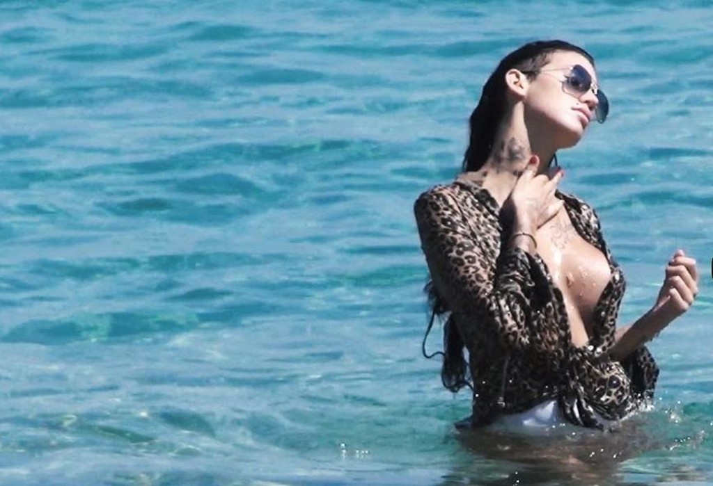 Πρώην πορνοστάρ και νυν τραγουδίστρια μπαίνει στο Survivor για να το... αναστατώσει!