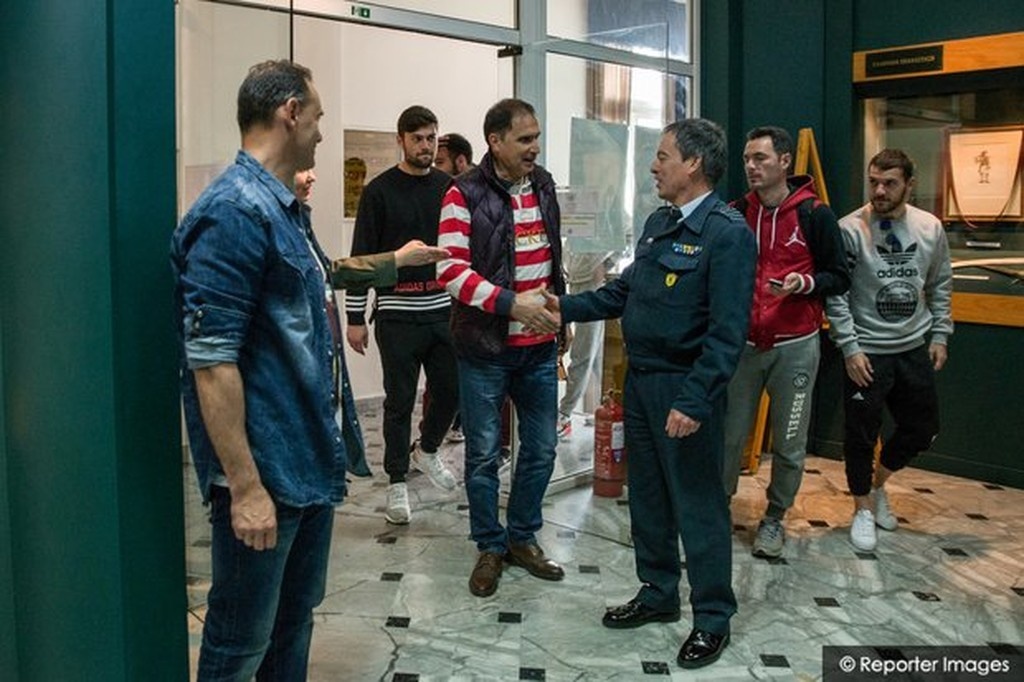 «Μάχη» παραμονής και επίσκεψη με… νόημα (photos)