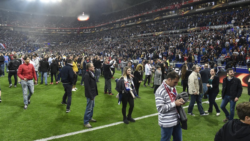 Europa League: Σοκάρουν οι εικόνες από τα επεισόδια στο Λιόν - Μπεσίκτας