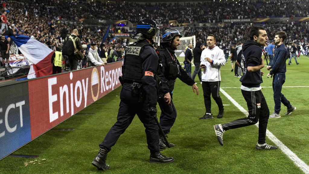Europa League: Σοκάρουν οι εικόνες από τα επεισόδια στο Λιόν - Μπεσίκτας