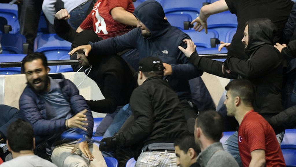Europa League: Σοκάρουν οι εικόνες από τα επεισόδια στο Λιόν - Μπεσίκτας