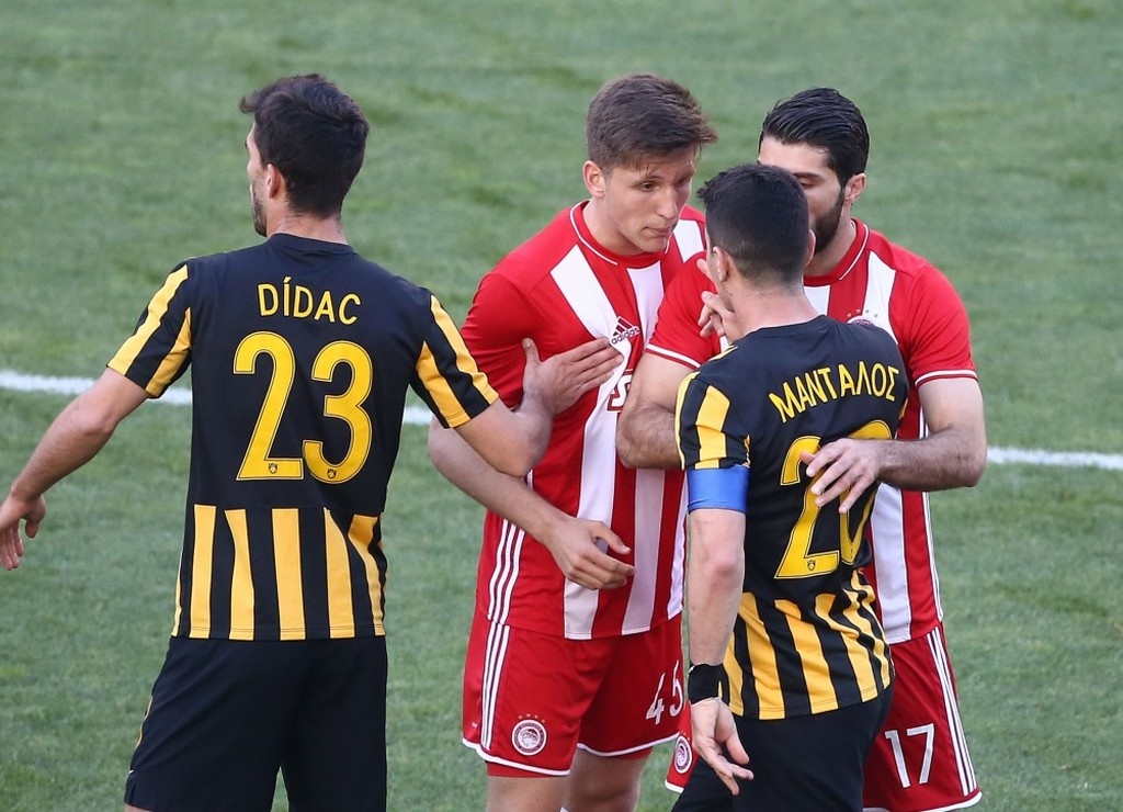 ΑΕΚ-Ολυμπιακός: Ένταση και διαμαρτυρίες