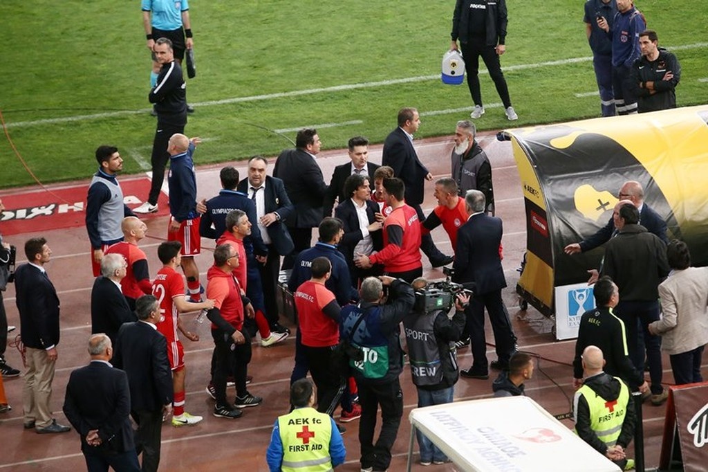 ΑΕΚ-Ολυμπιακός: Καρέ-καρέ οι εντάσεις του ΟΑΚΑ!