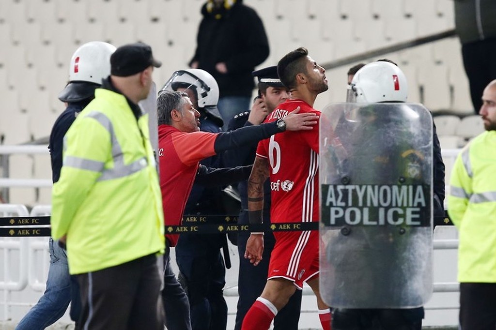 ΑΕΚ-Ολυμπιακός: Καρέ-καρέ οι εντάσεις του ΟΑΚΑ!