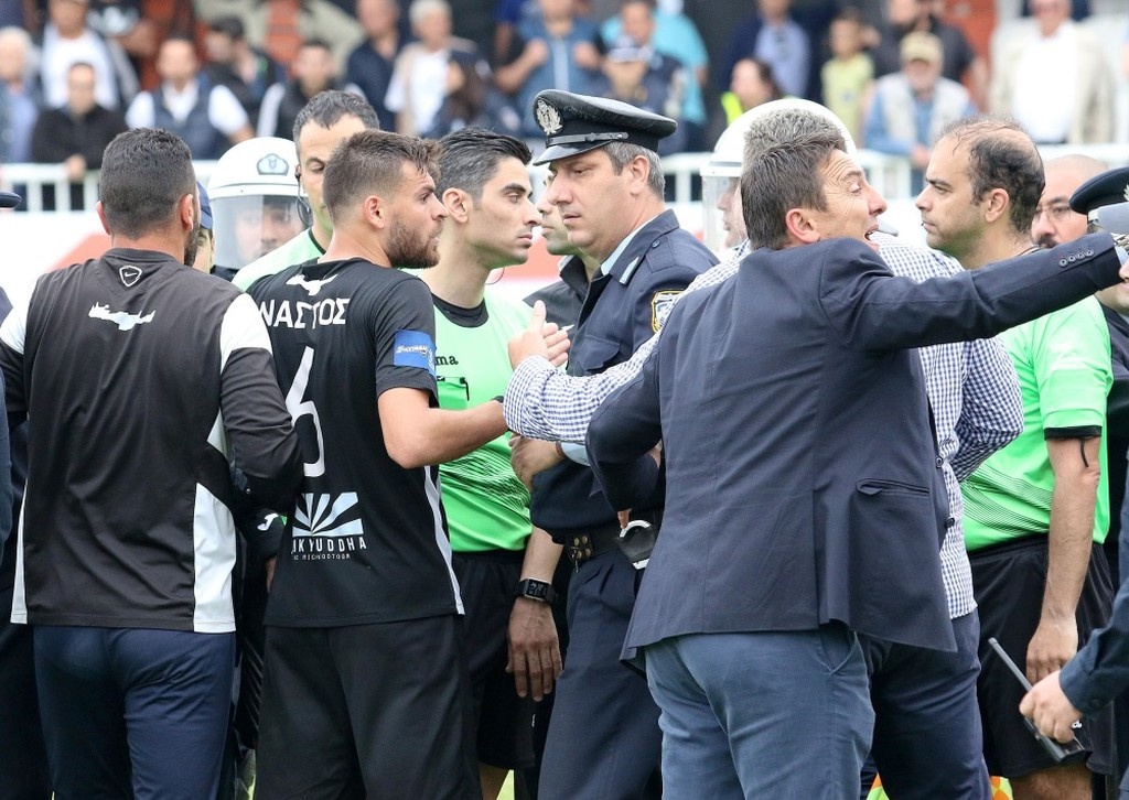 Καρέ-καρέ τα επεισόδια στο ΟΦΗ-Απόλλων Σμύρνης