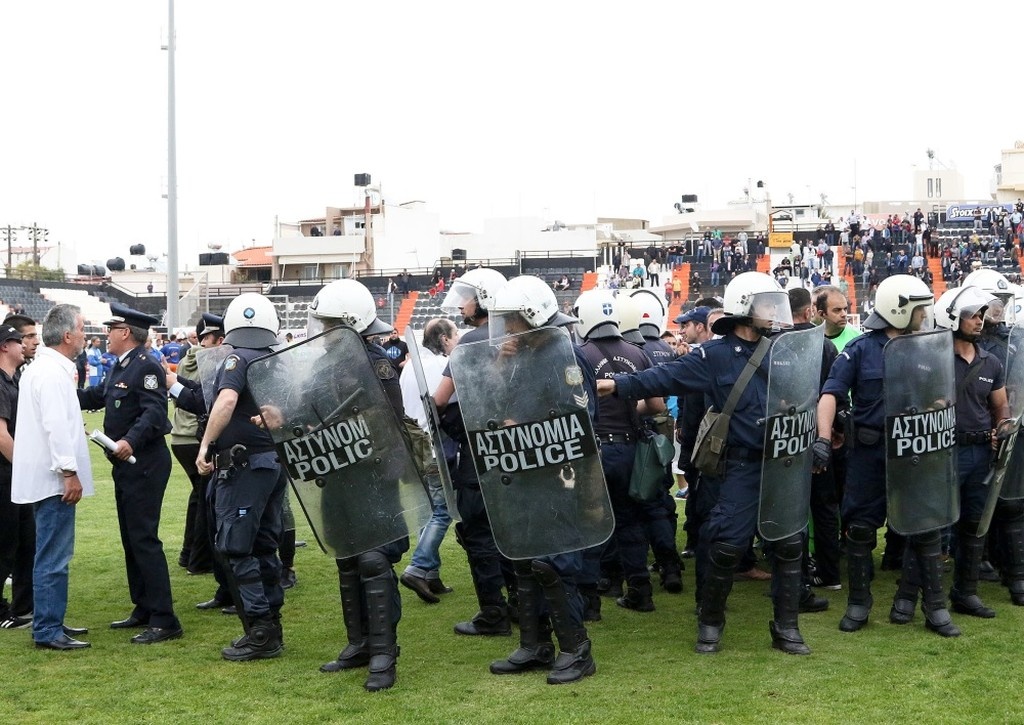 Καρέ-καρέ τα επεισόδια στο ΟΦΗ-Απόλλων Σμύρνης