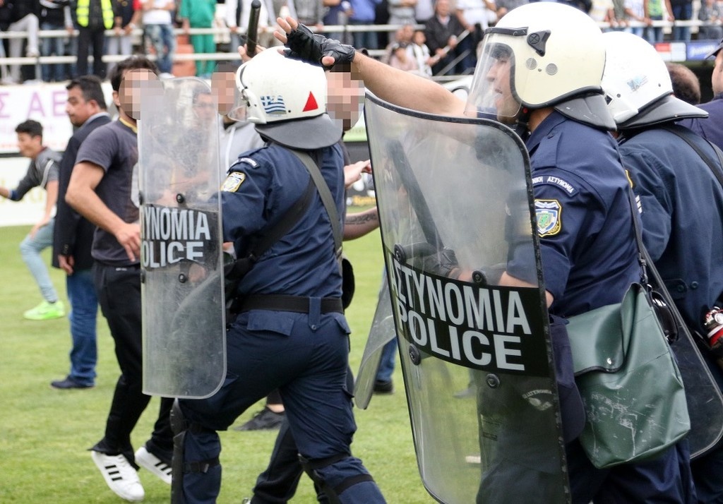 Καρέ-καρέ τα επεισόδια στο ΟΦΗ-Απόλλων Σμύρνης