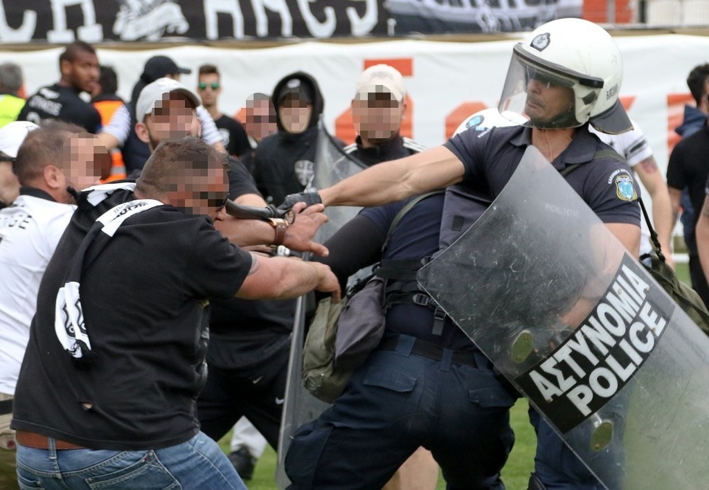 Καρέ-καρέ τα επεισόδια στο ΟΦΗ-Απόλλων Σμύρνης