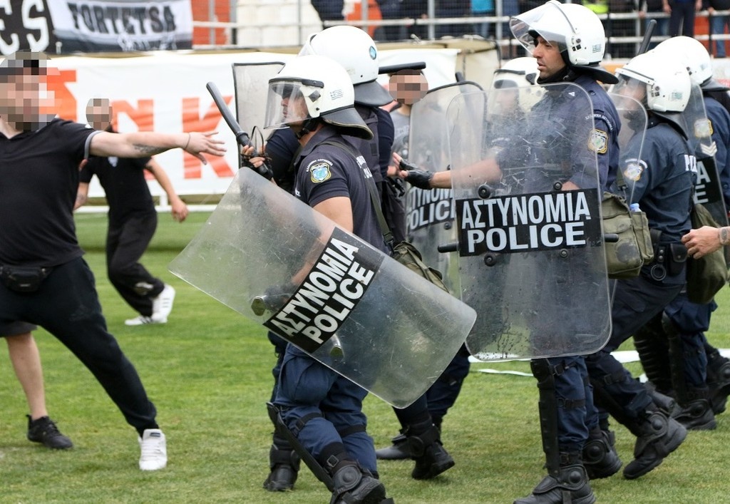 Καρέ-καρέ τα επεισόδια στο ΟΦΗ-Απόλλων Σμύρνης