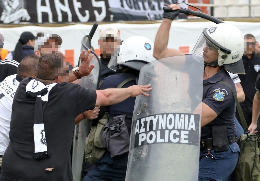 Καρέ-καρέ τα επεισόδια στο ΟΦΗ-Απόλλων Σμύρνης