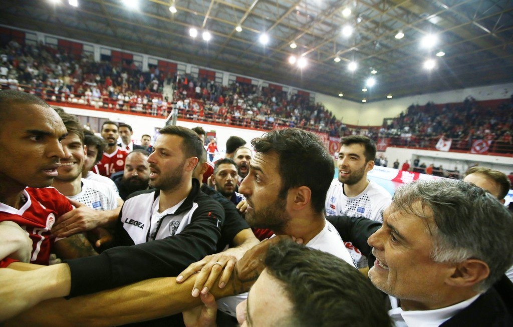 Ολυμπιακός – ΠΑΟΚ: Τρομερά πράγματα καταγγέλλει ο δικέφαλος, πέταξαν κροτίδα στα αποδυτήρια