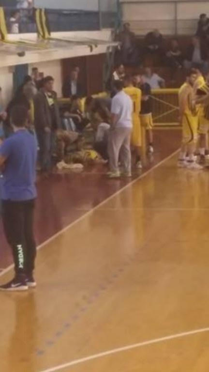 Παίκτης του Εργοτέλη κατέρρευσε στον πάγκο!