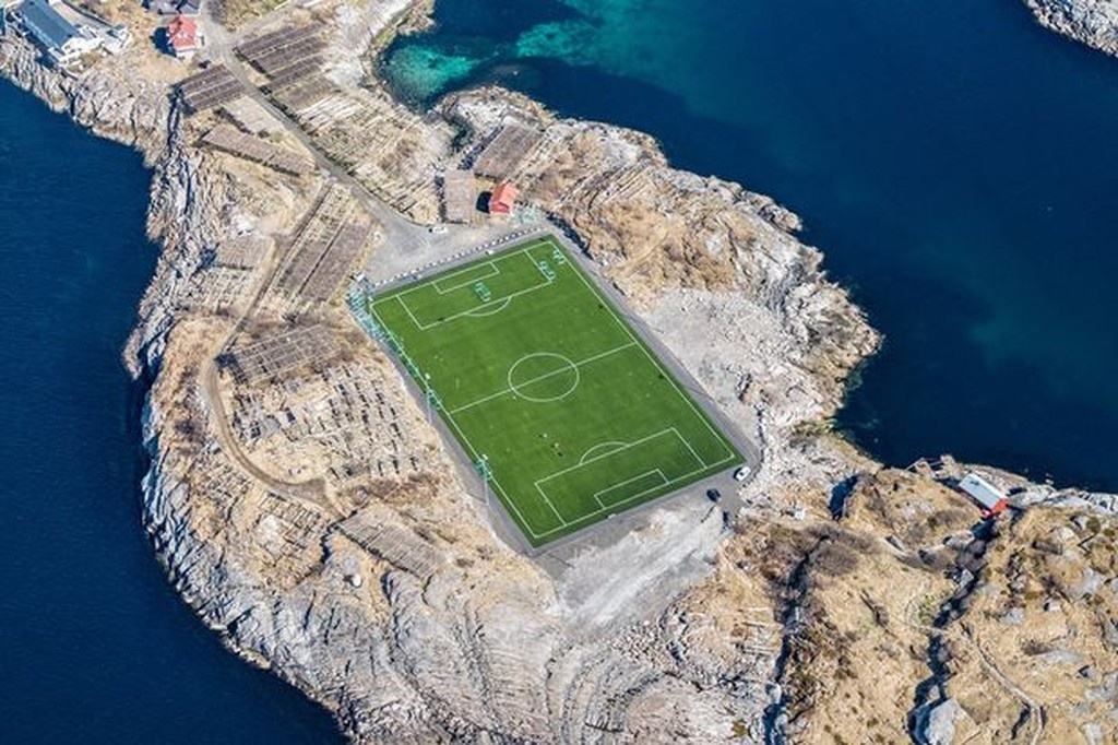 Τι λες τώρα! Γήπεδο μέσα στα βουνά!