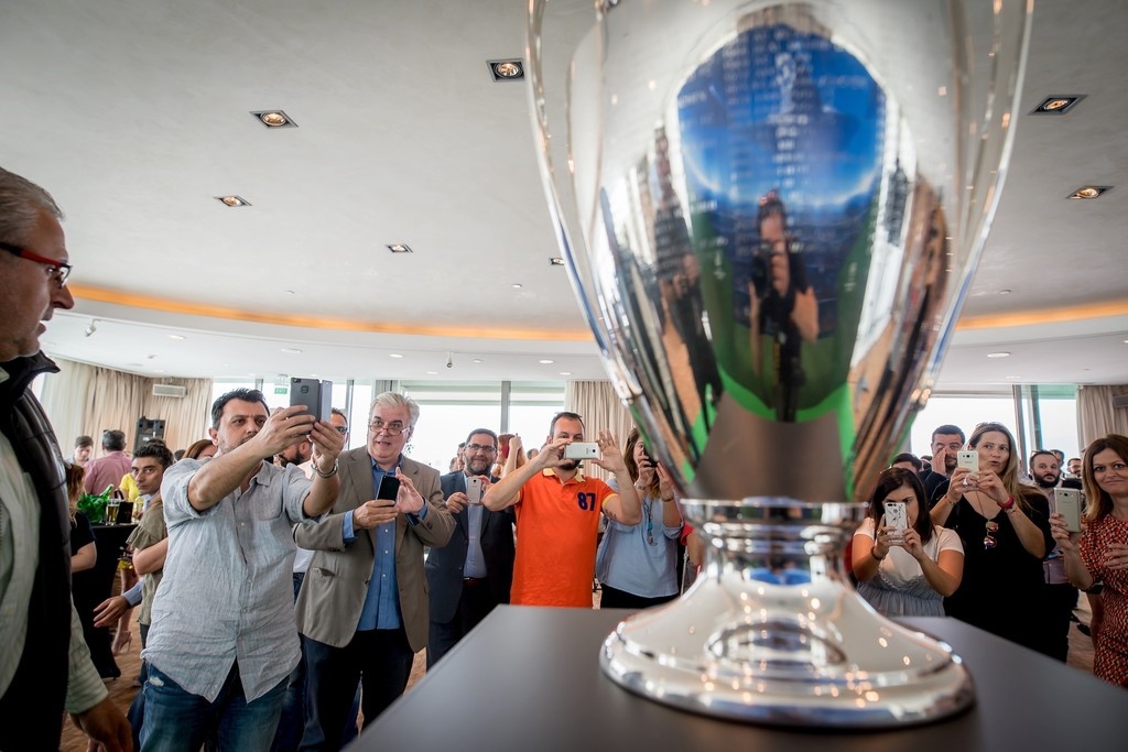 Στην Ελλάδα αποκλειστικά από τη Heineken® το τρόπαιο του UEFA Champions League