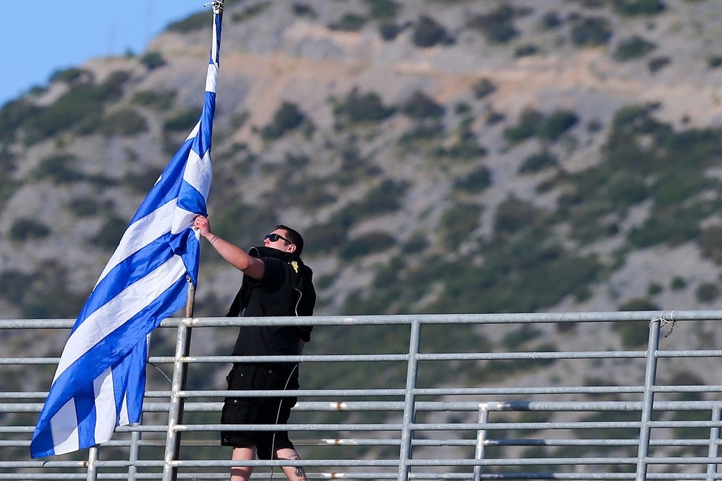 ΠΑΟΚ-ΑΕΚ: Αίσχος - Προσπάθησαν να ξηλώσουν το κοντάρι με την ελληνική σημαία για πλακωθούν!