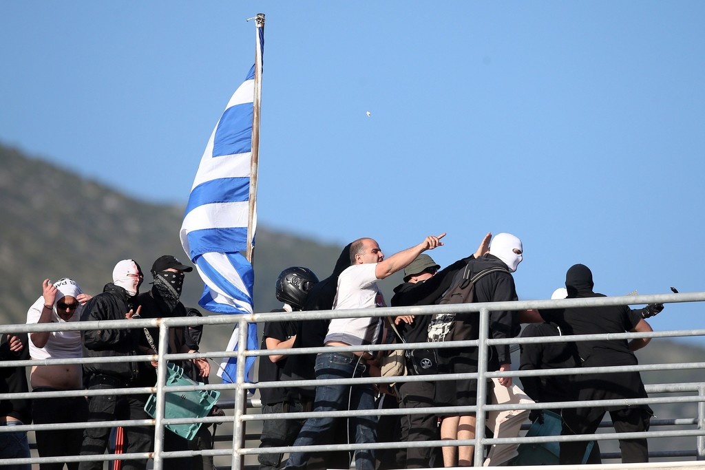 ΠΑΟΚ-ΑΕΚ: Αίσχος - Προσπάθησαν να ξηλώσουν το κοντάρι με την ελληνική σημαία για πλακωθούν!