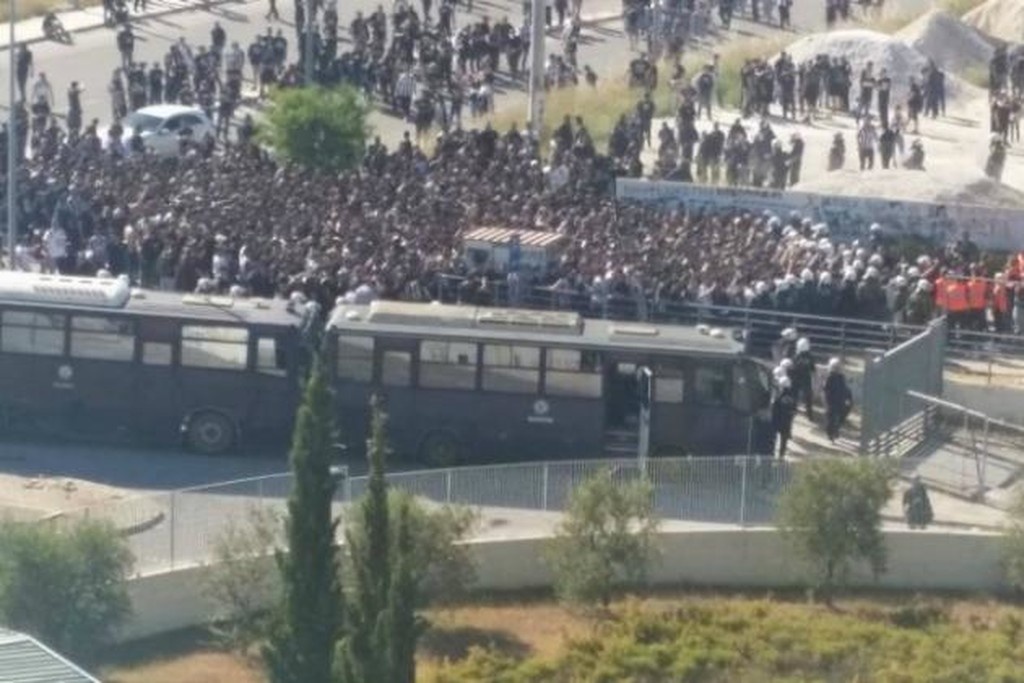 ΠΑΟΚ-ΑΕΚ: Οπαδοί μπουκάρουν χωρίς αυτοκόλλητο και πηδούν φράχτες στο Πανθεσσαλικό!