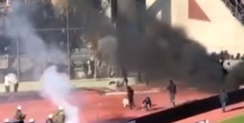 ΠΑΟΚ-ΑΕΚ: Πλακώθηκαν με τα ΜΑΤ οπαδοί του ΠΑΟΚ μέσα στο γήπεδο!